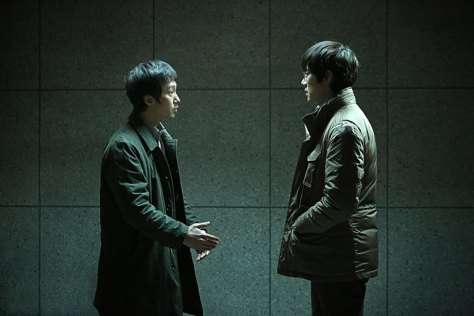 O produtor Yoon Min-cheol e o informante dr. Shim Min-ho.